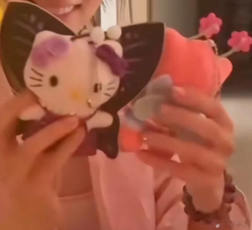 #曝周雨彤送金晨的礼物是假货# 周雨彤自己用的是真的，送别人的是假的。幸好是有摄