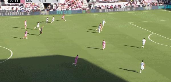 法尔肯上顶断球，马特奥传中，梅西射门被对方后卫封堵。可惜！再来！迈阿密国际vs温