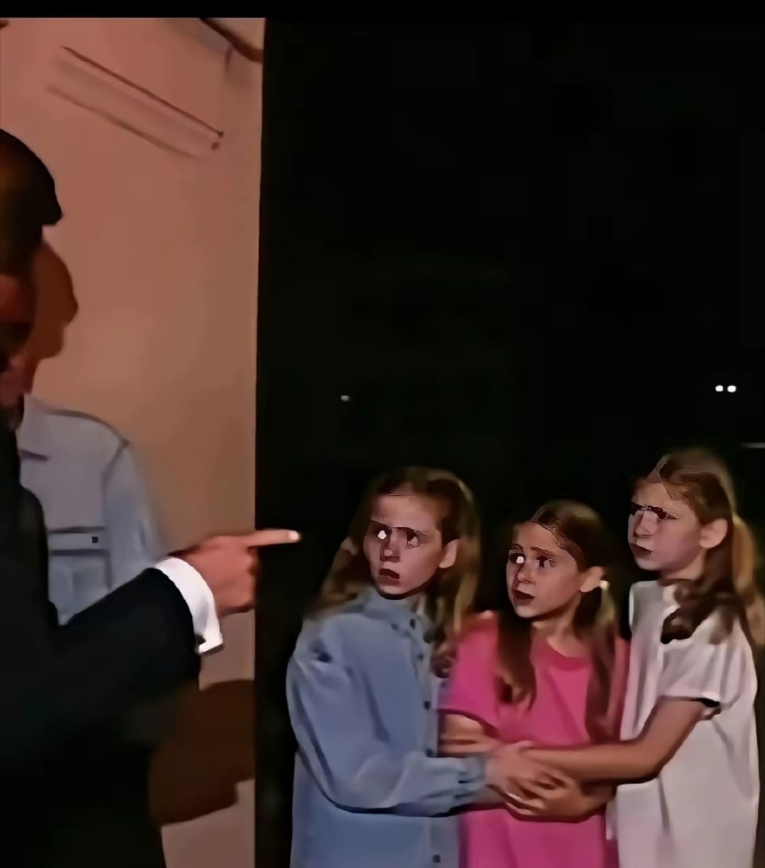 看看这三个小女孩的眼神，她们有多恐怖。 