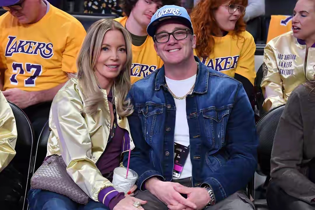 据名记Shams报道，湖人队管理层正在发生重大变动，马克·沃尔特已经接管了湖人，