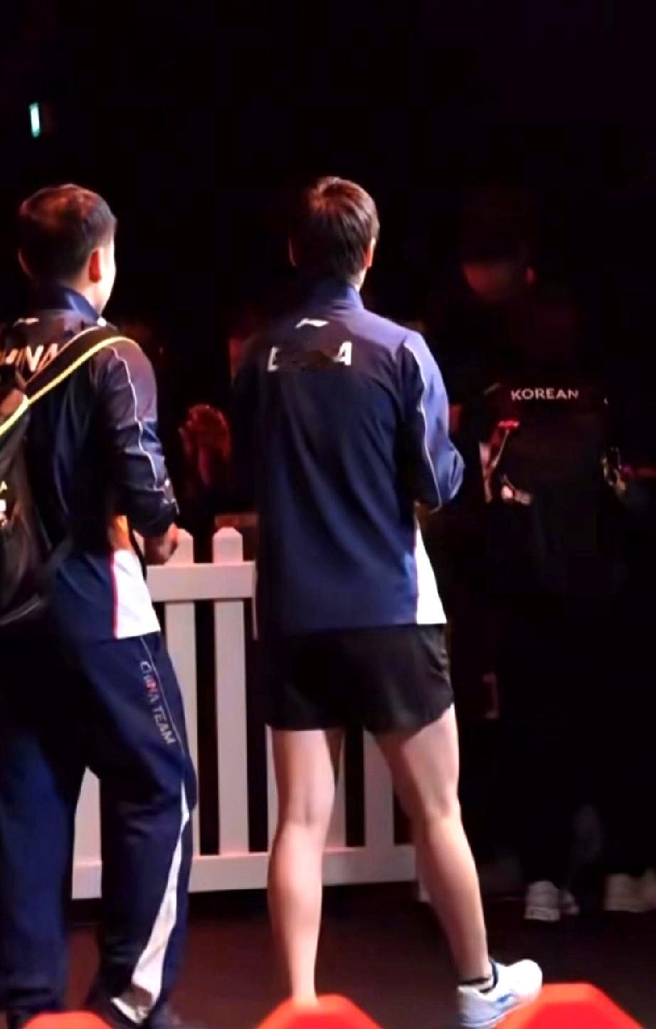 拍手这一下，就知道她今天稳了。
 
候场区，王曼昱和教练任浩击掌，声音脆得全场都