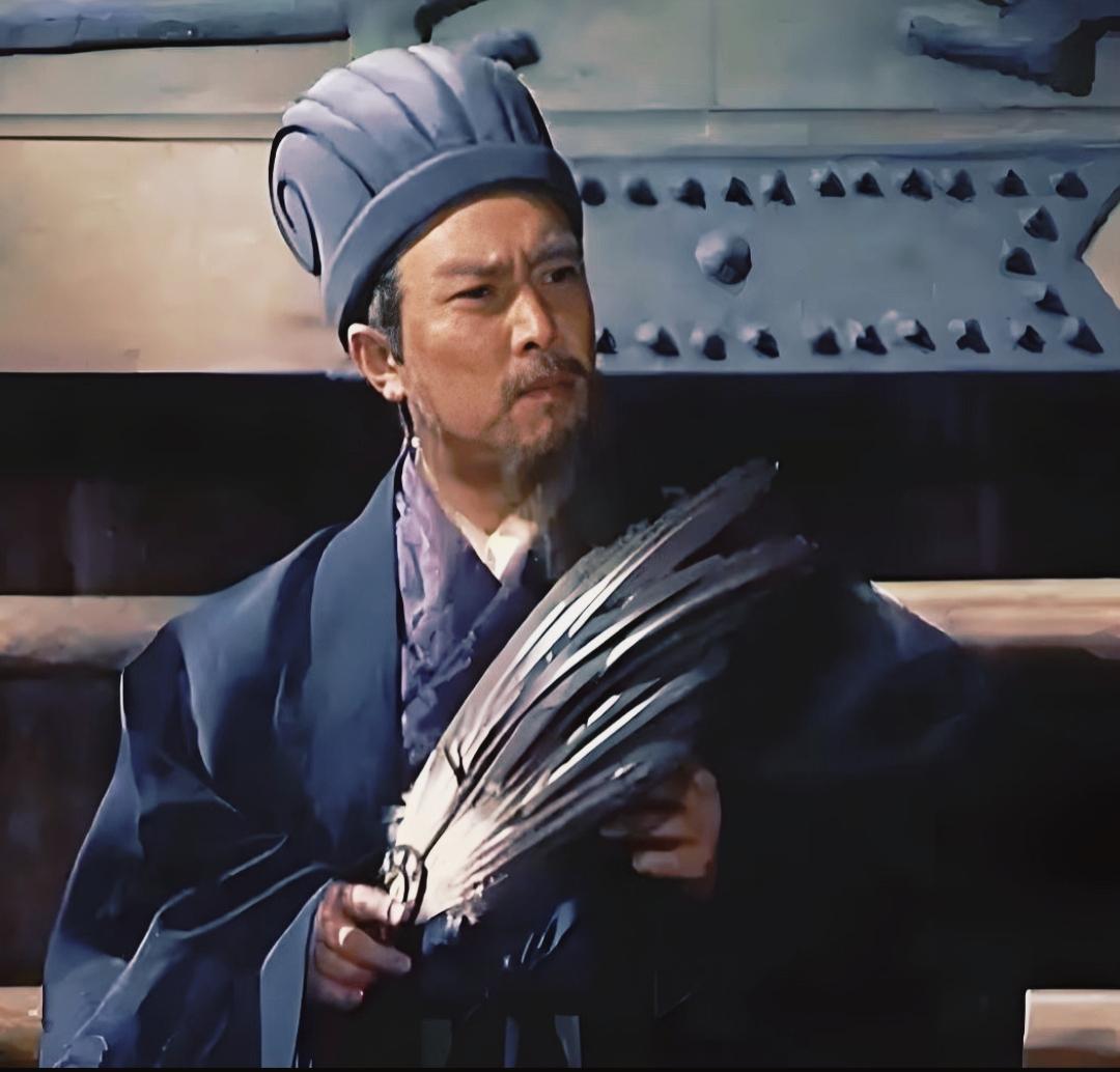 诸葛亮，是拖垮蜀国的战争狂人！他的“鞠躬尽瘁”是绑架整个国家的道德枷锁。他只忠于