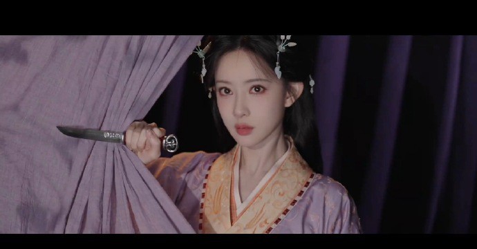 她好像没有灵气了…..眼神好空洞 