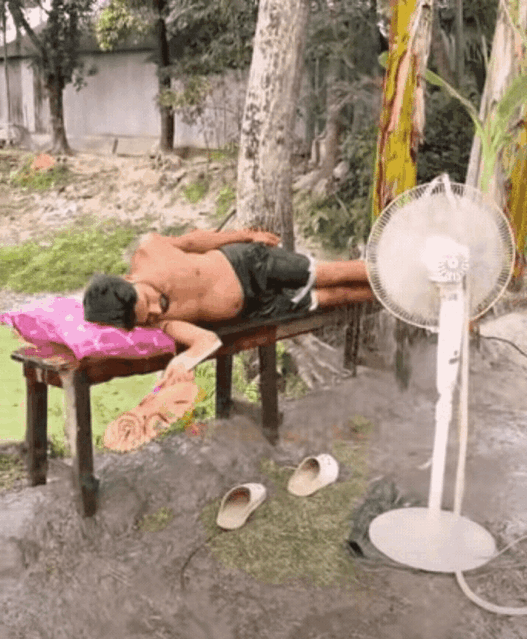 这样的解暑法
真的太酷了
但要注意身体啊

三步解暑法 清凉解暑方