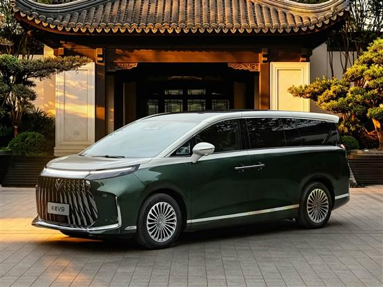 俞飞鸿和窦文涛同台问道极狐旗下全新中大型MPV――极狐问道V9，于5月27日正式