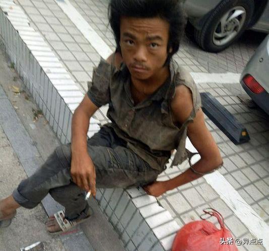 看到一个博主采访一个“三和大神”，他说他从小爸妈都不管，自己8岁就在外面捡东西吃