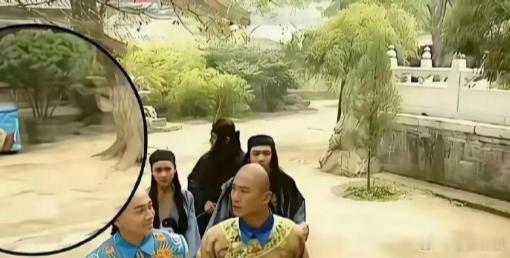 看还珠格格的时候这么明显的穿帮镜头居然没发现 