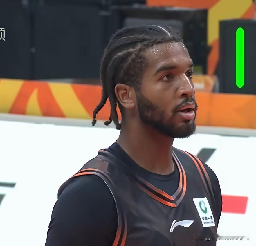 88-94山东不敌广东，遭遇两连败。
今晚山东男篮客场挑战广东男篮。上半场山东男