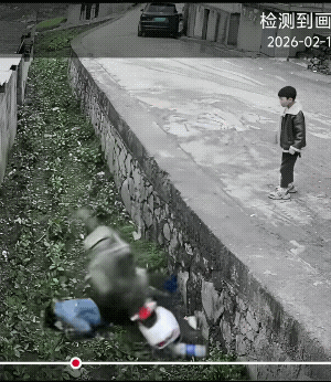 电动车放到了这个位置的人，也是个人才。
沟不深，小男孩去喊妈妈了，估计事不大。