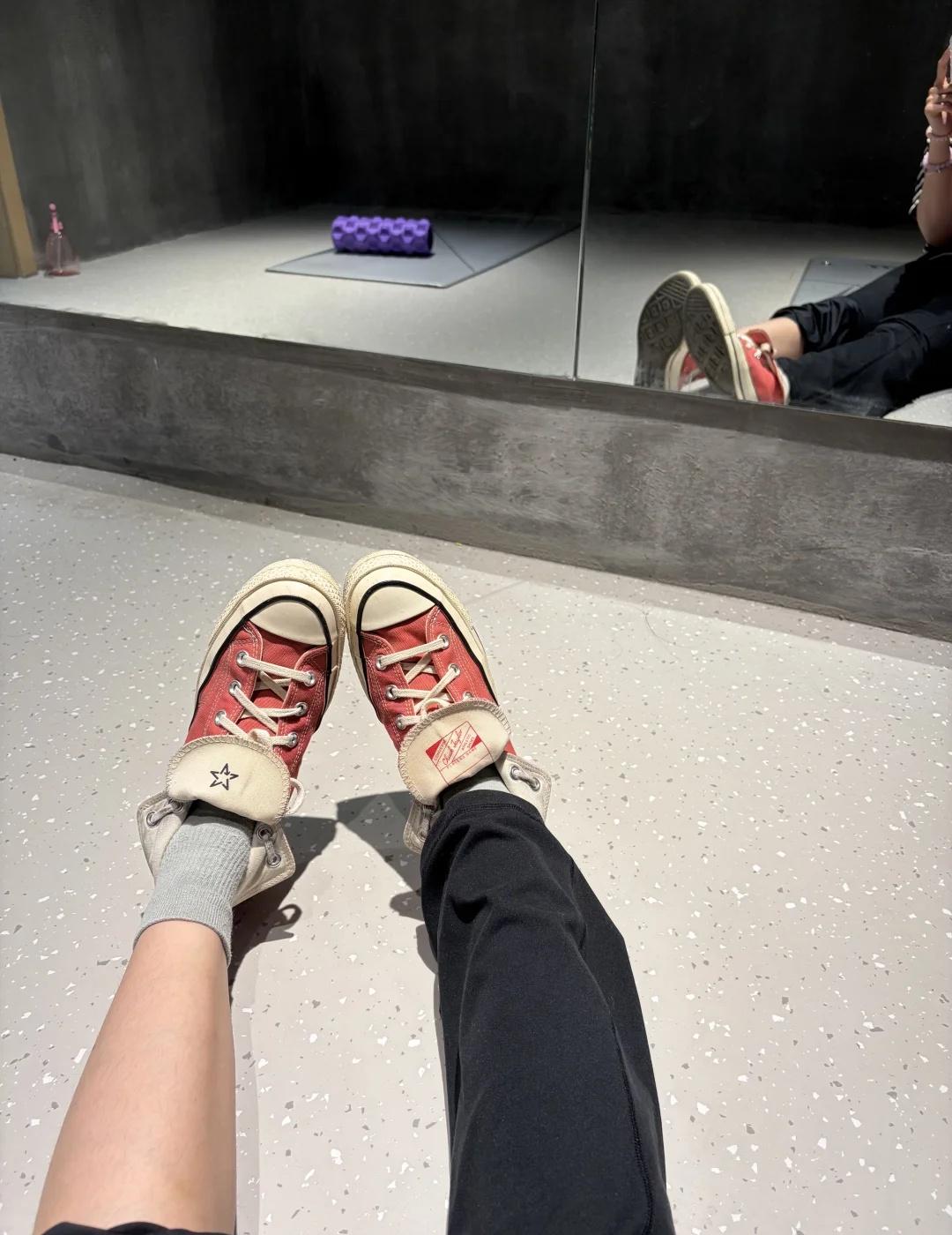 穿腻了高帮，我就这样⭐️不用裁缝自己就可以
这就是松弛感吗？其实只需要把鞋带松到