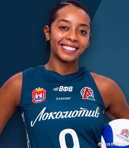 ⚔️ 俄超女排联赛第7轮奥金佐沃vs火车头一战中，巴西国手接应基西.纳西门托狂砍