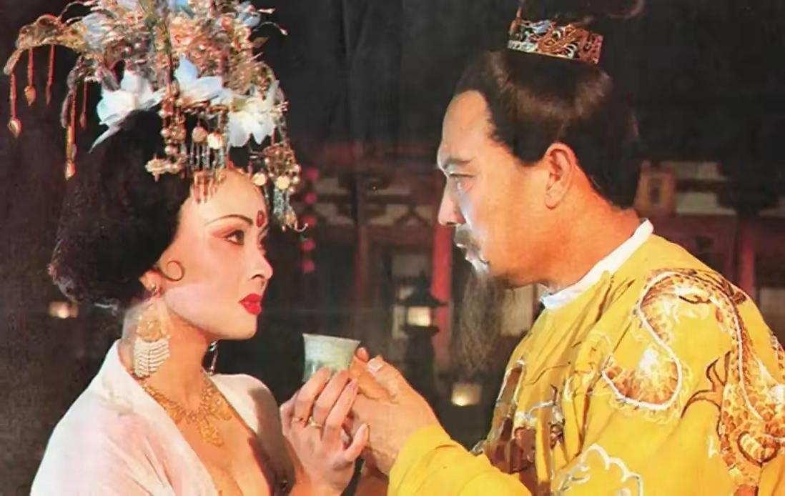 杨玉环第一次侍寝创下纪录，令李隆基彻底沦陷，情愿被“剃头”
 
要弄明白这事，得