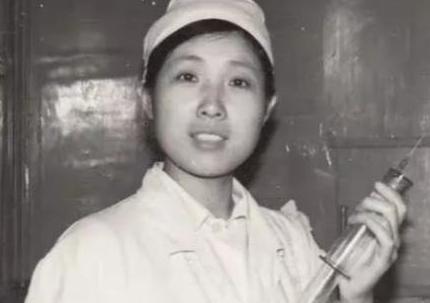 1999年，黑龙江19岁护士收养10岁男孩，将他视作亲弟，12年来始终没有结婚，