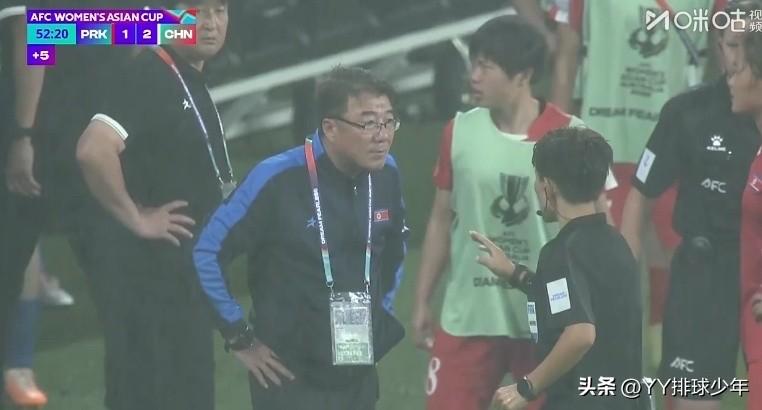 女足亚洲杯中朝焦点战上演戏剧性争议场面，上半场补时阶段的一粒进球引发朝鲜女足全队