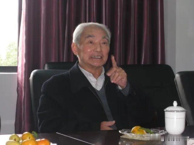 黎清是江苏仪征人，生于1927年，今年十月二十九日去世，享年98岁，这位新四军老