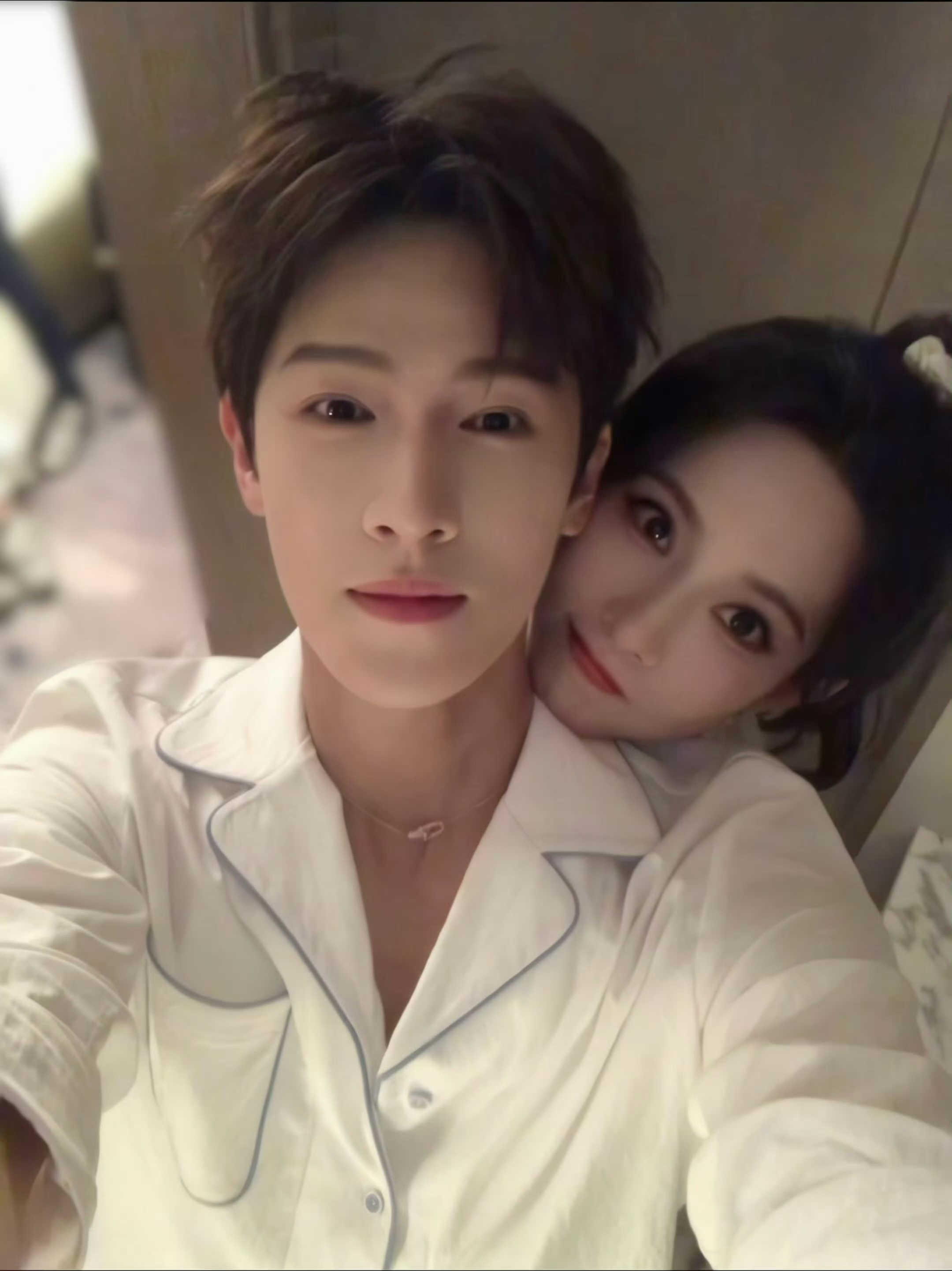 孟子义李昀锐尚公主情侣自拍七夕的浪漫氛围感被这组自拍拉满了！孟子义李昀锐你们是懂