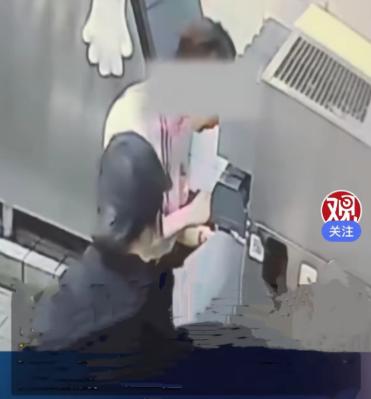 “必须严惩！”河南郑州，一女子带女儿去麦当劳点餐。取完餐后，她就开车带着女儿上了