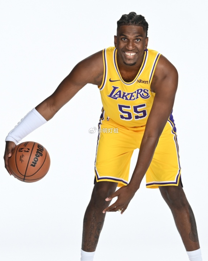 NBA常规赛，湖人主场迎战勇士。赛前，湖人球员凯文·卢尼接受了媒体采访，谈到了面