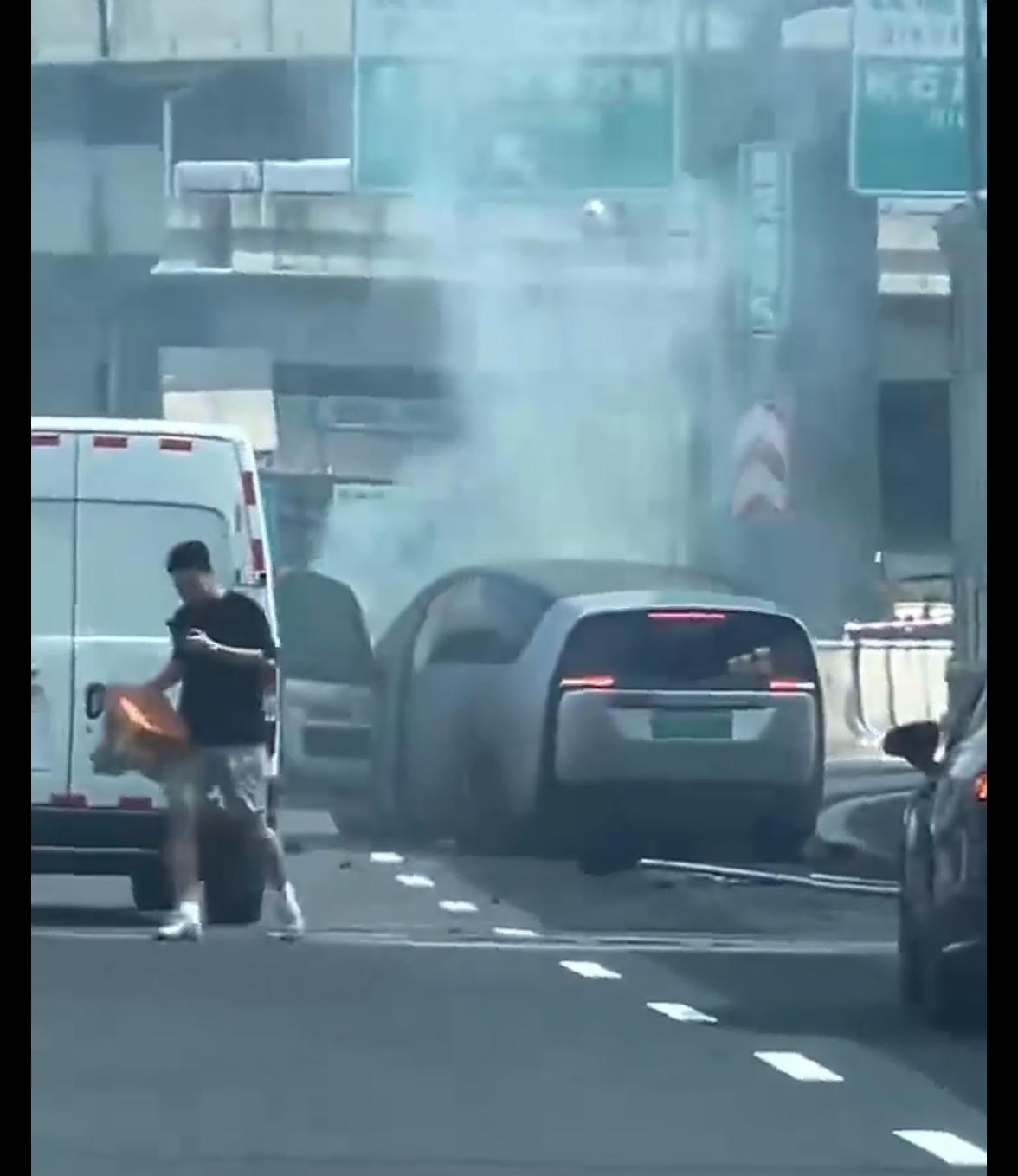 理想MEGA被撞起火，车主表示：下一台继续买MEGA！视频在网上流传，车主在车友