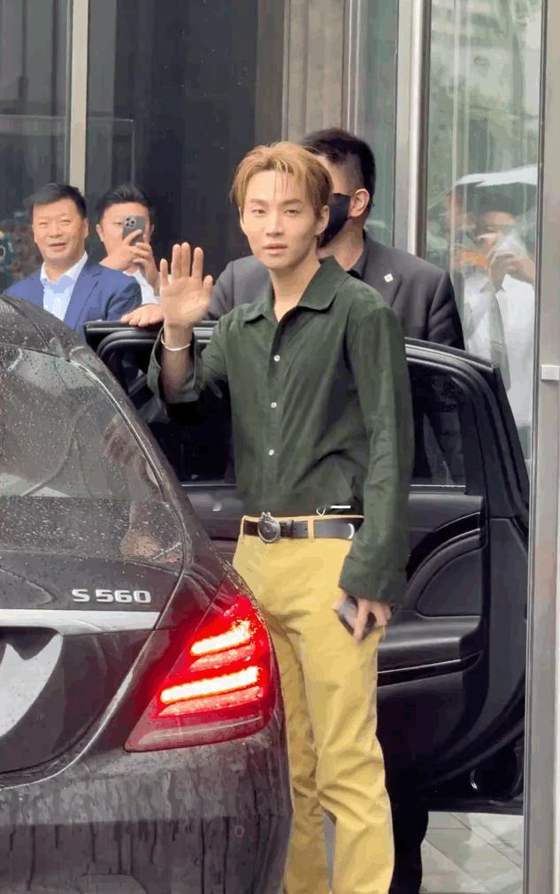 这是刘宪华怎么瘦的脸都凹进去了～ 