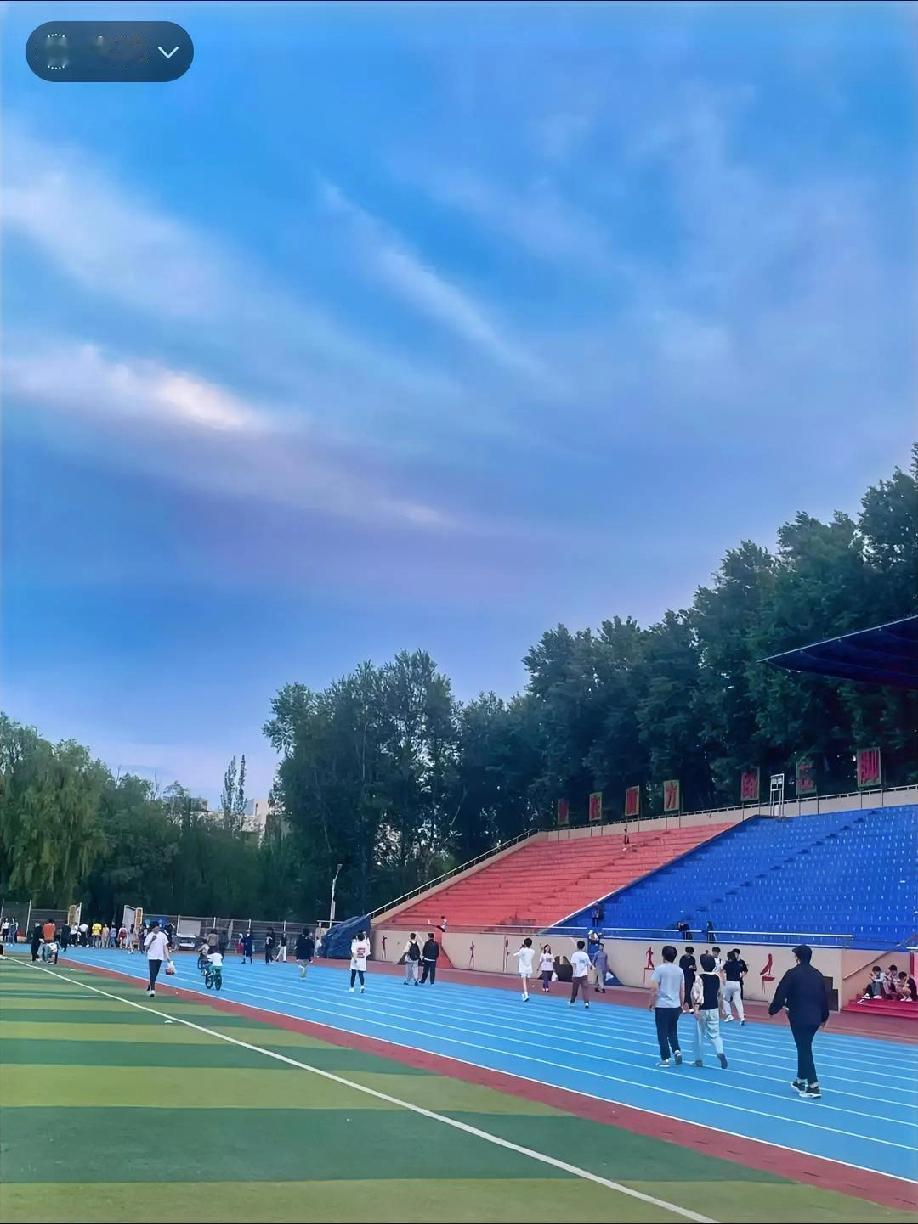 为什么大学里，有人明明很内向，却格外受欢迎？
 
班里有个女生，平时安安静静不爱