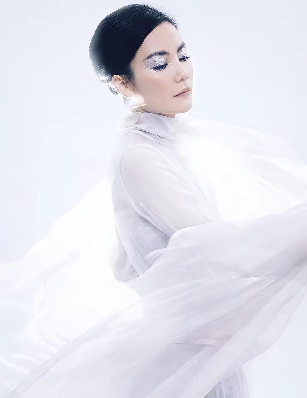 王菲春晚造型封神！
白色纱裙衬得她仙气飘飘！盘发造型搭配妆容，这美的1，凹凸有致