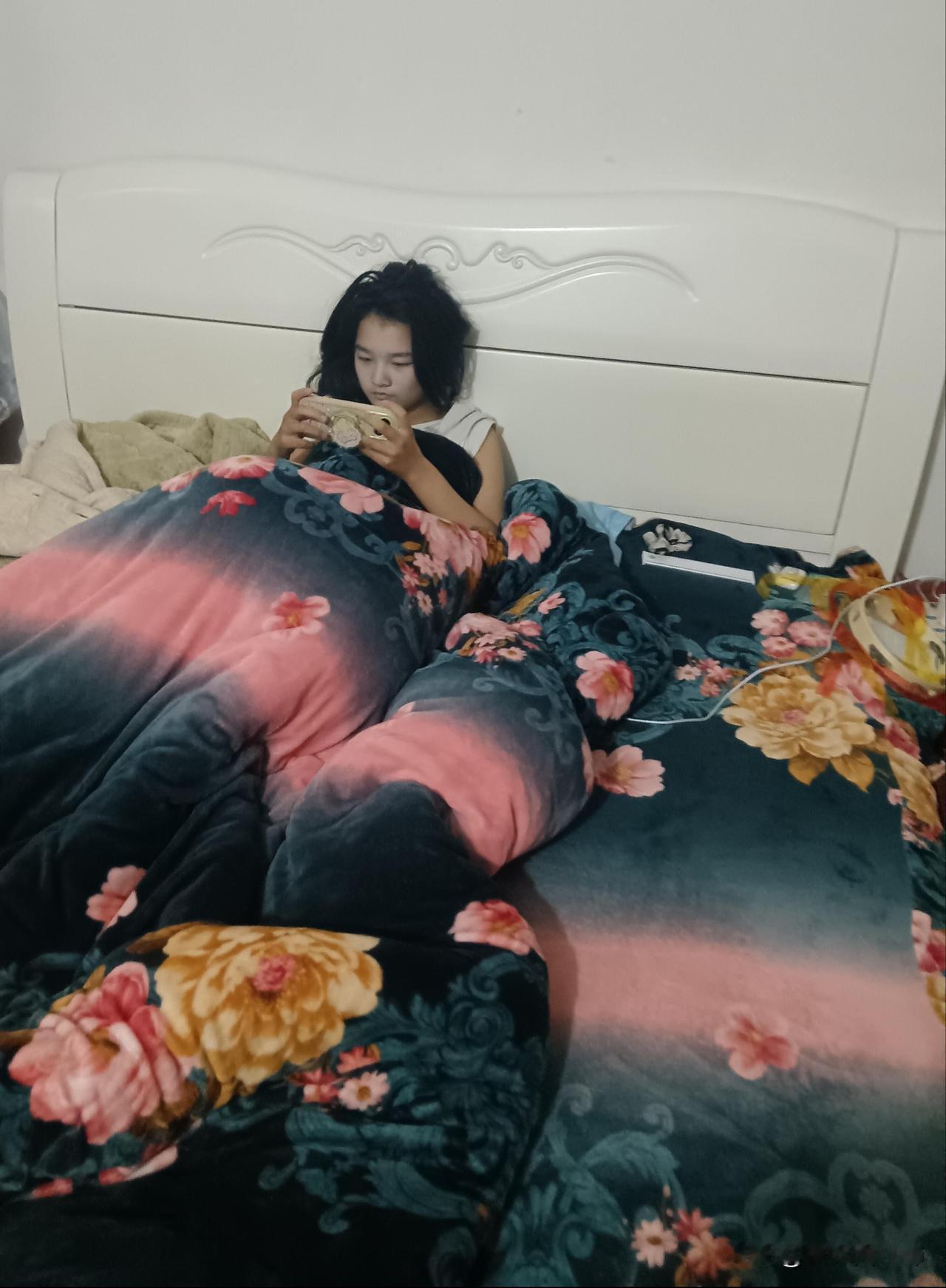 女儿玩手机没节制怎么办？
女儿12岁，没日没夜的玩手机，怕她把眼睛玩坏了，怎么办