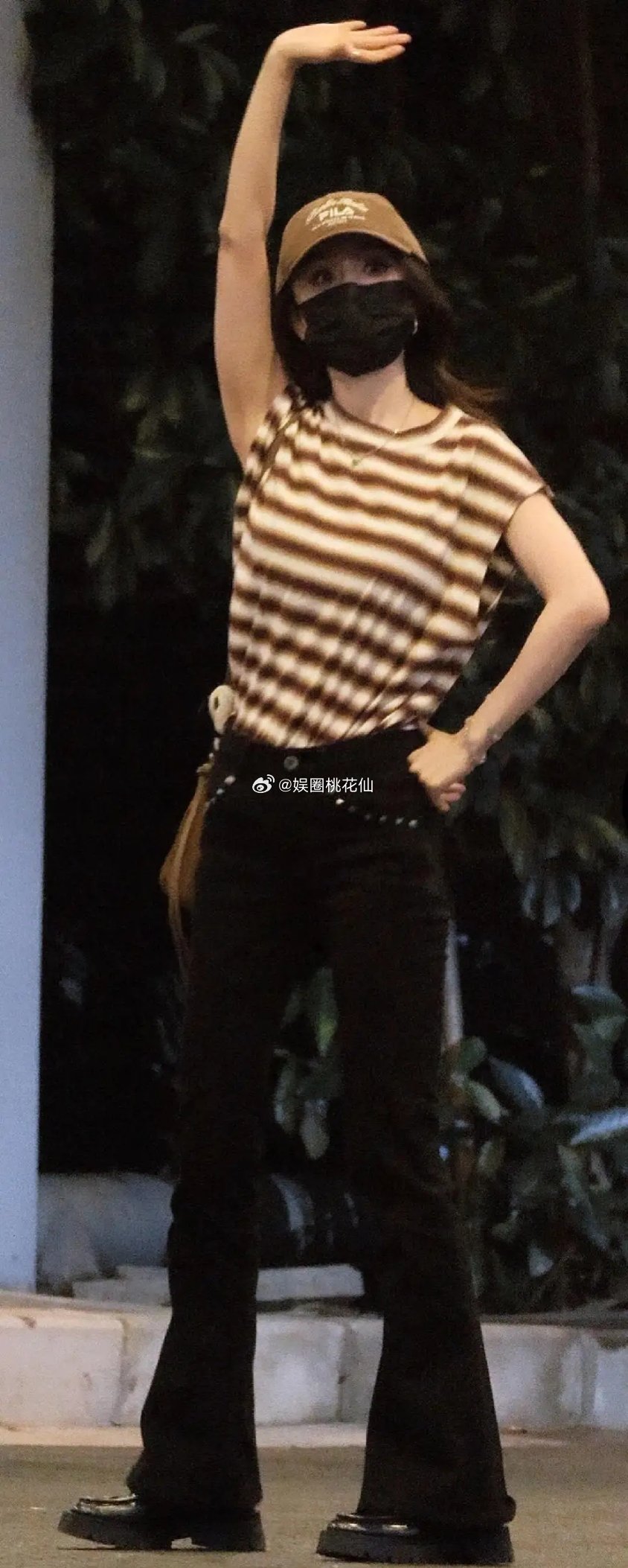 杨幂机场出发照，穿条纹短袖配黑色喇叭裤，好优越的身材比例 ​​​