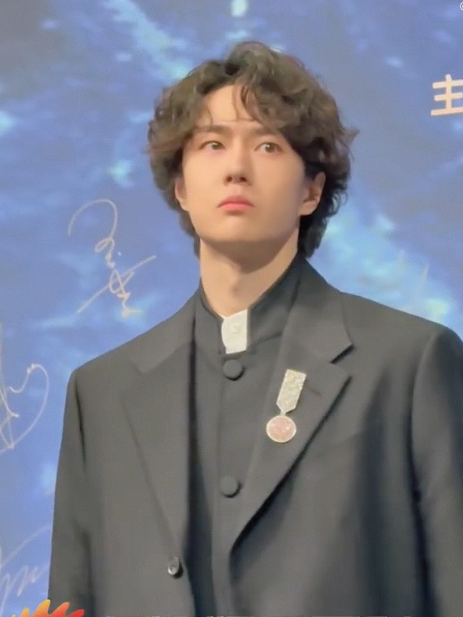 王一博 中山装这个王一博完全冷脸萌的神王一博