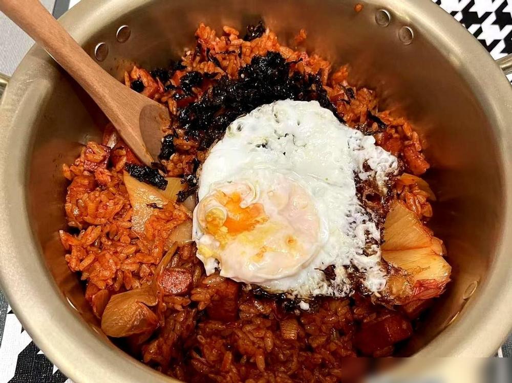 我跟你说个事儿，你千万别惊讶。

现在去香港读一年制硕士的，十个里头至少有三个最