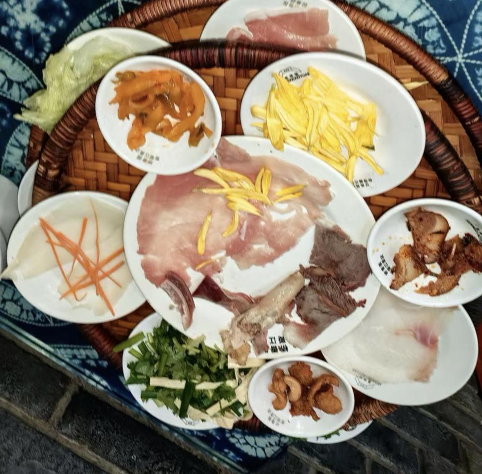 送别战友，身感疲乏，不想做饭，晚饭只想吃点清爽的，汤汤水水的。和老伴商量，就到附