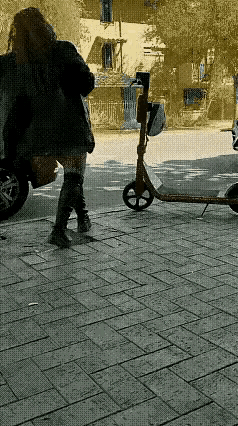 意想不到！

好好停放在路边的电动车，

平白无故招惹了谁？这名女子上来就抬脚使