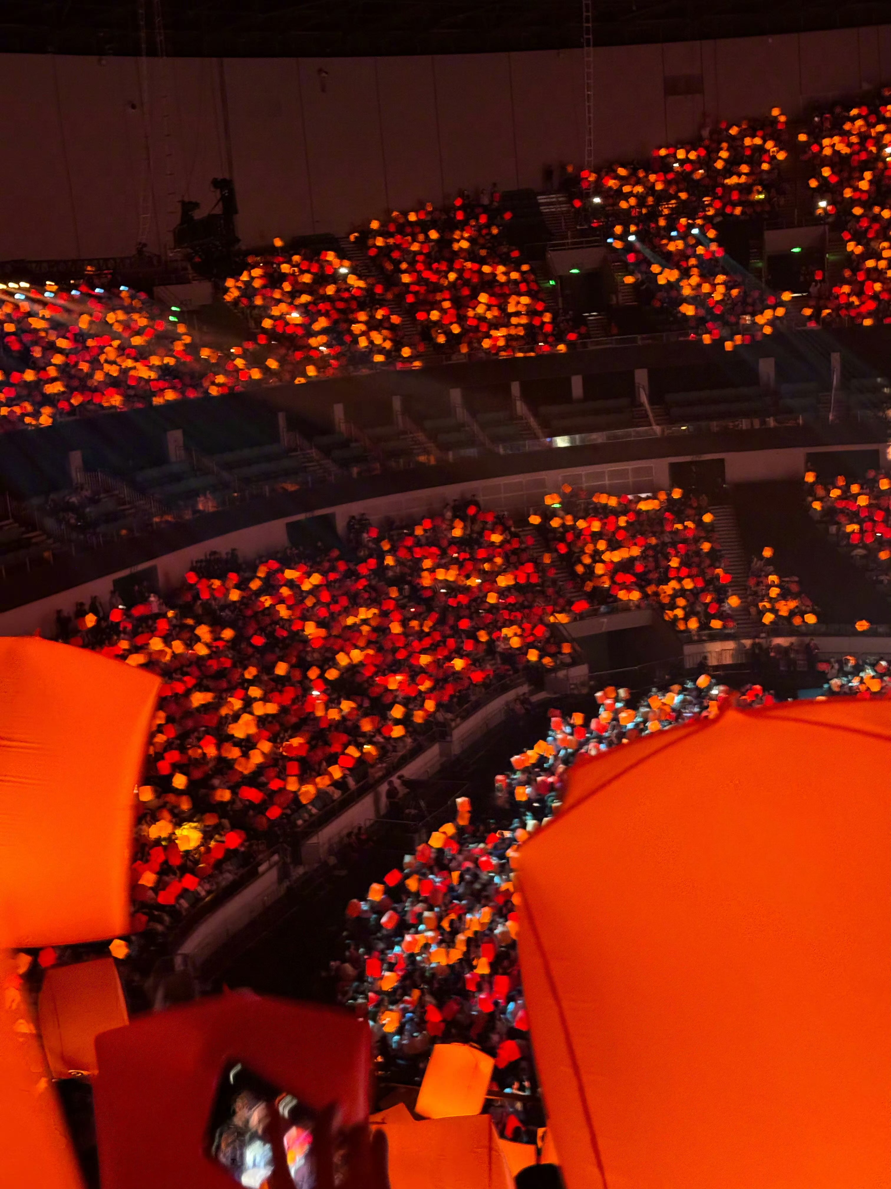 李宇春演唱会万盏孔明灯亮起，我的DNA动了，真的被这粉丝和正主双向奔赴狠狠戳到了