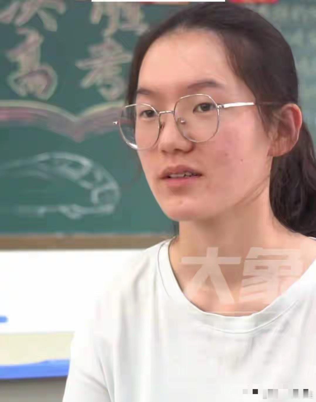 那个699分的河南女孩韩雅平，查完分数后，第一个电话打给的不是爸妈，而是一个远在