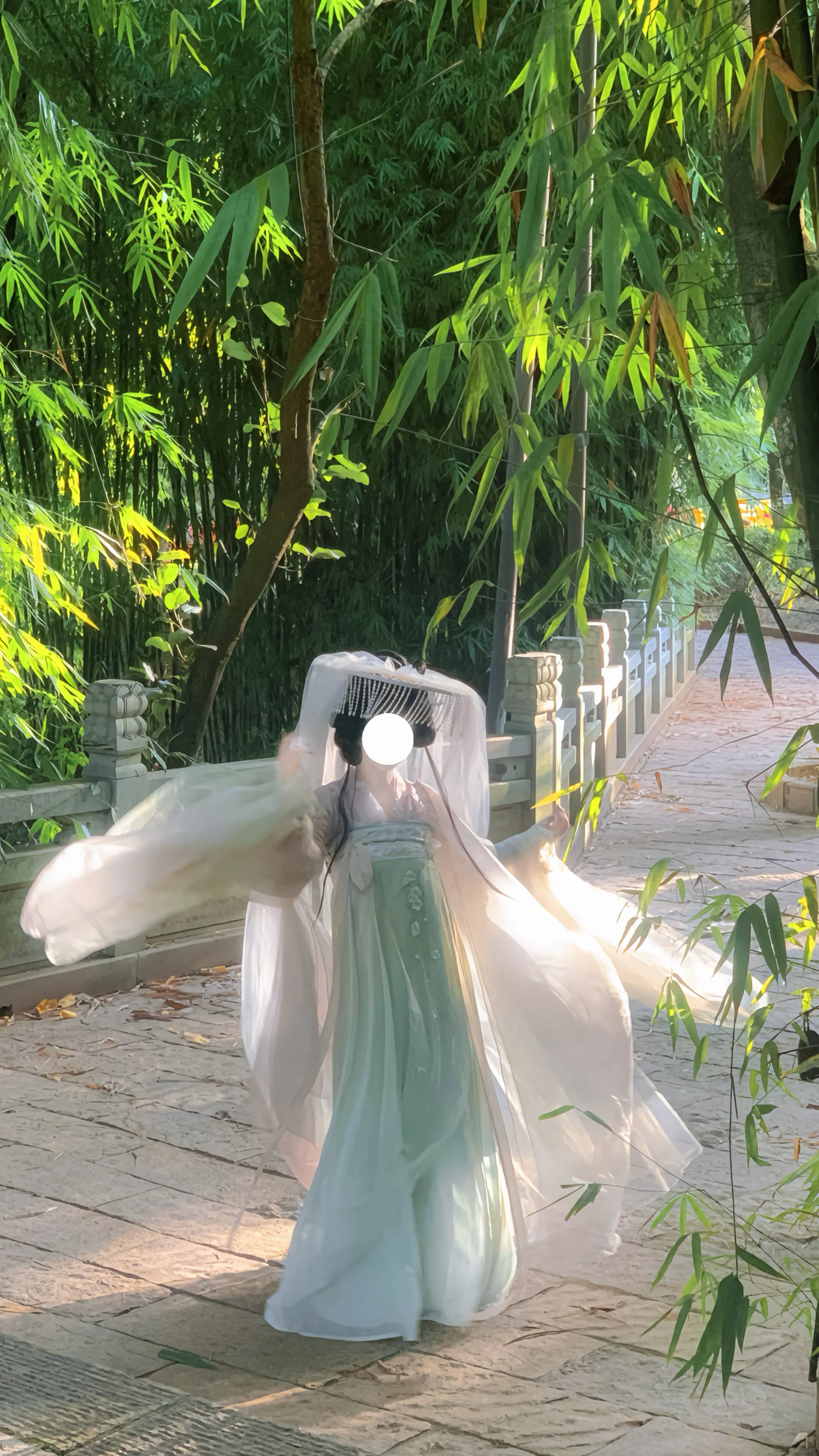 不忍将满地残花踏。
