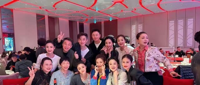 甄嬛传杀青宴合影流出，抓拍太真实，这些瞬间直接把我拉回追剧时光 。 