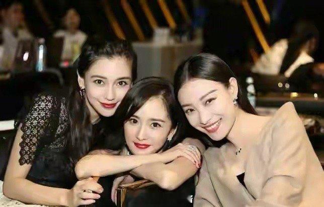 两张很有争议的照片，杨幂、Angelababy和倪妮的合照，你第一眼看到谁？ ​
