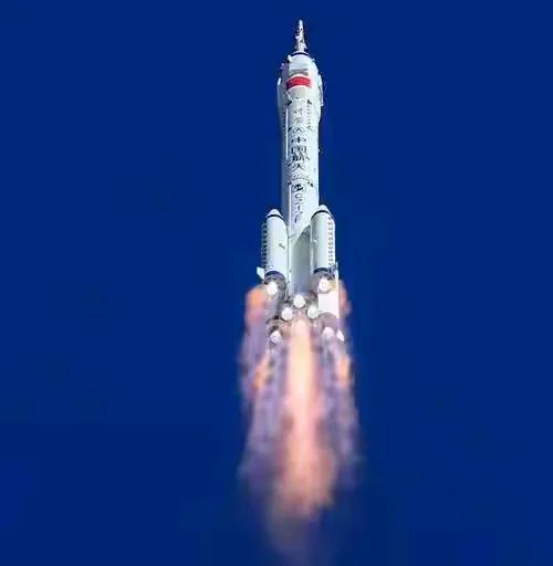 七 律•神舟十九发射成功
瞬间脱缰拔地雄 , 
光年三亿向苍穹 。
云宵惊看天来