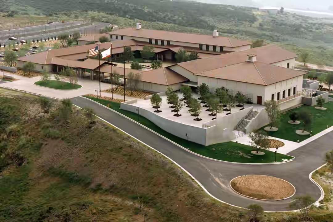 这可真是尴尬了。听说拜登因为筹不到建总统图书馆的钱，只好巴巴的看着别人的图书馆。