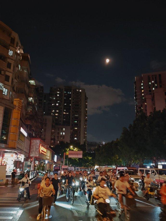 20:12，下班的电鸡们，今晚是农历九月十七，月朗天蓝~