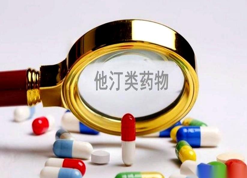 就因为一杯浓茶色的尿，老王差点把自己送走。
他吃了半年的阿托伐他汀，降血脂的。起