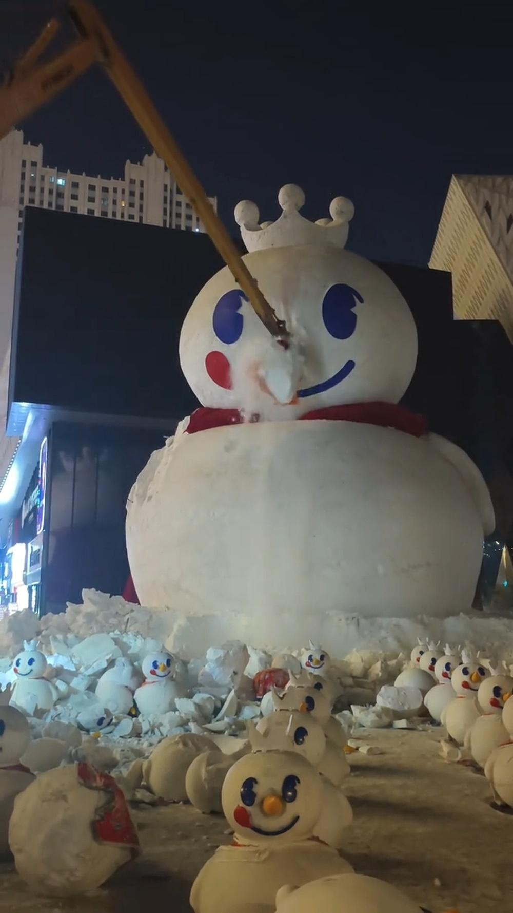 2月13日，有网友发视频称，哈尔滨哈西万达广场门口的蜜雪冰城雪人军团被“团灭”，