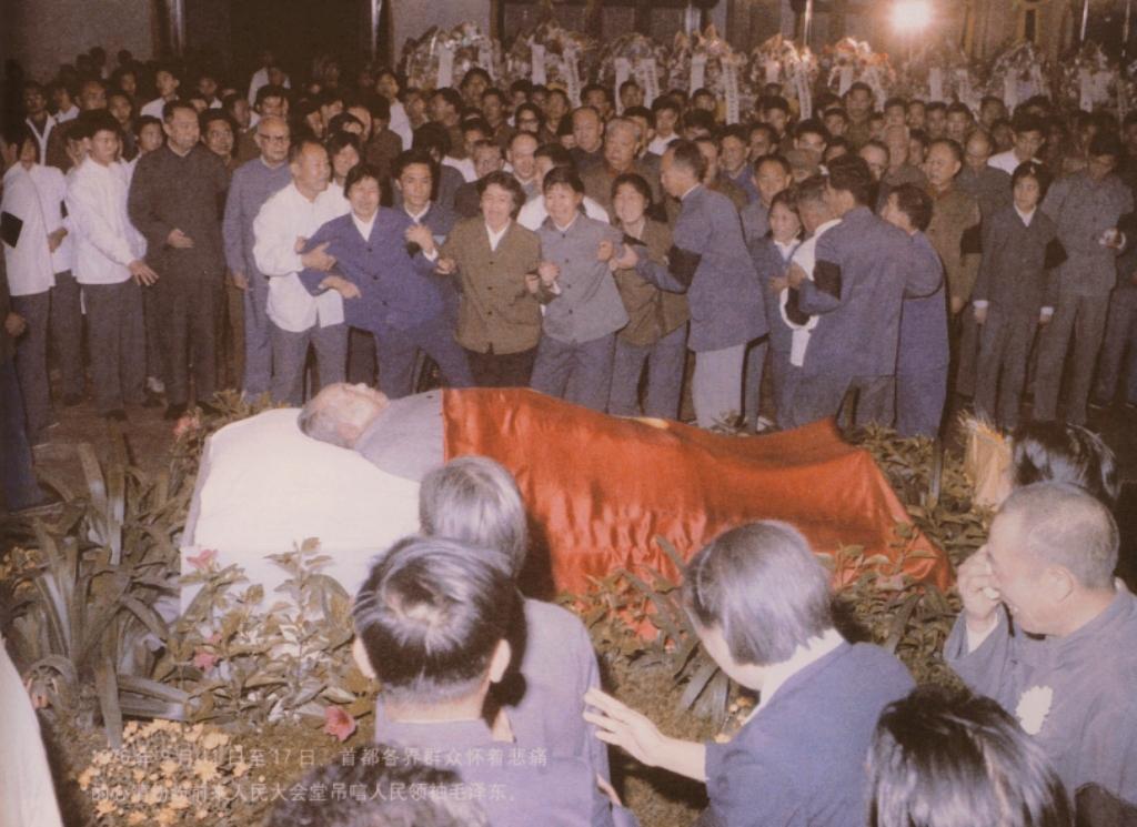 这是毛主席逝世的真实画面，现场无数人痛哭送别，每每看到这样的画面，总是泪眼婆娑，