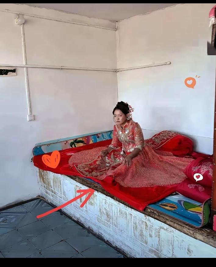 “泪崩了！” 黑龙江一对新人结婚，本该笑开花的新娘子，却坐在炕床上情绪非常低落，
