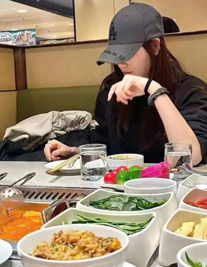 女儿吃400元海底捞，单亲妈妈崩溃大哭，发消息对女儿说：“你们养的狗都过得比我好