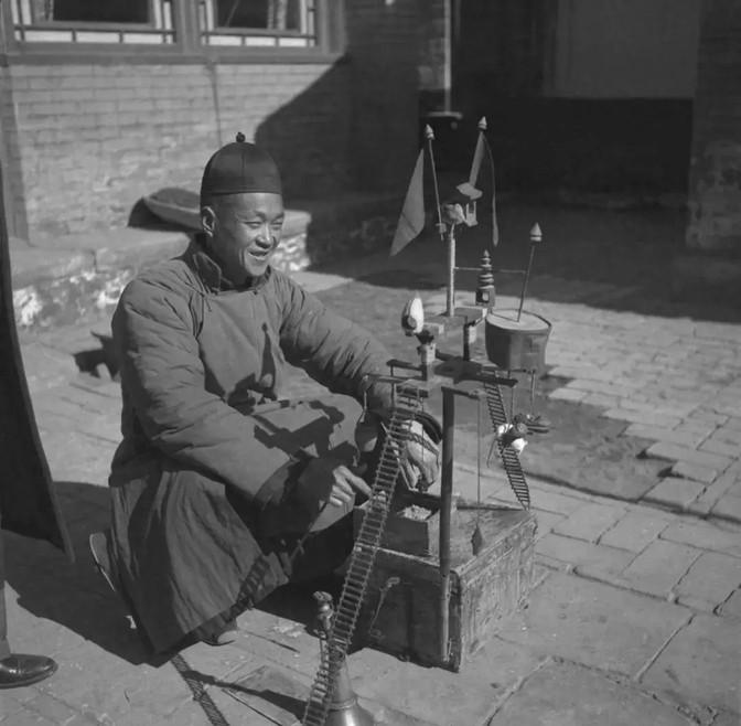 都说这是＂苦难的旧社会＂，但你真的了解那个年代吗？90年前，一位法国美女用相机定