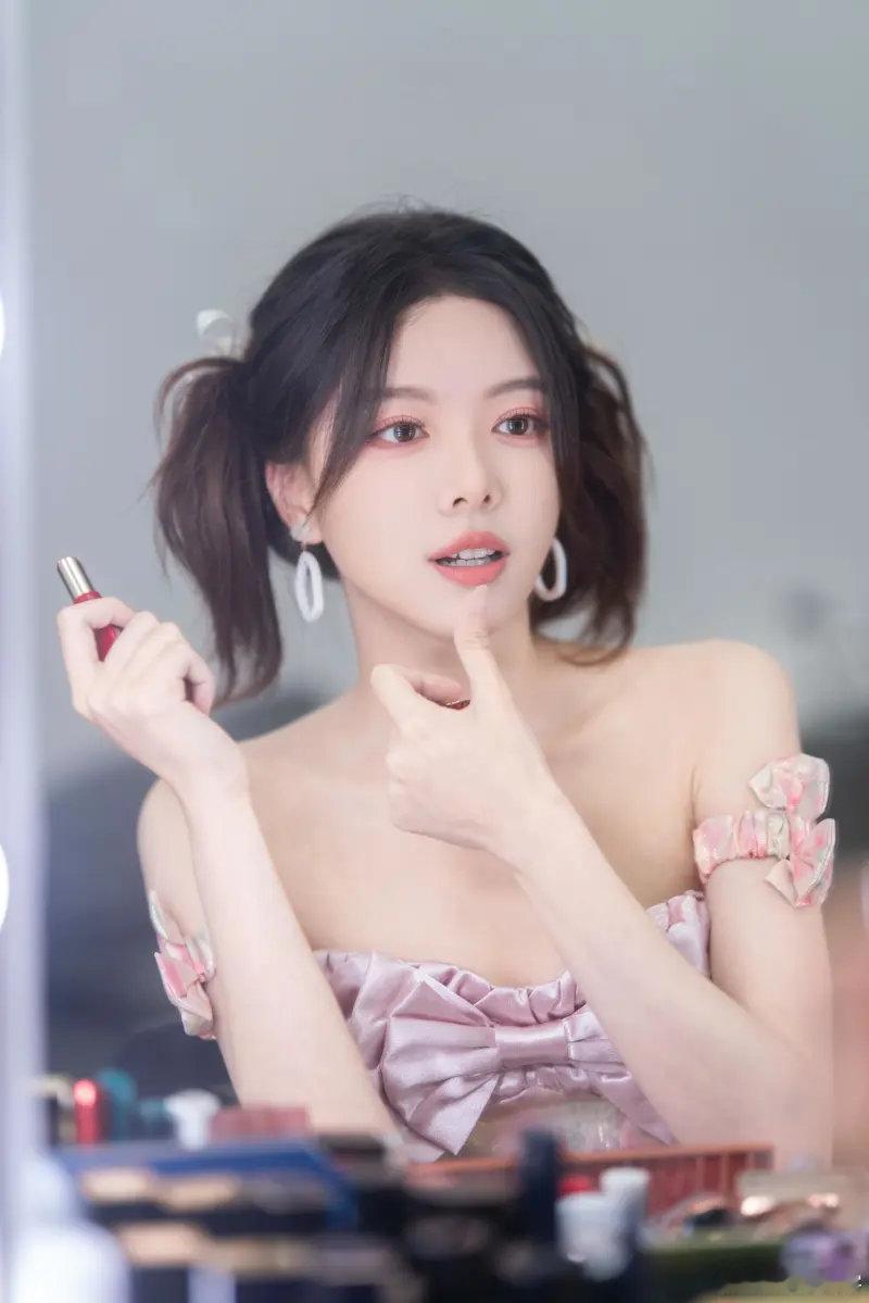 #2024LPL夏季赛##英雄联盟#  LPL主持人骆歆分享照片：见到你就有好心