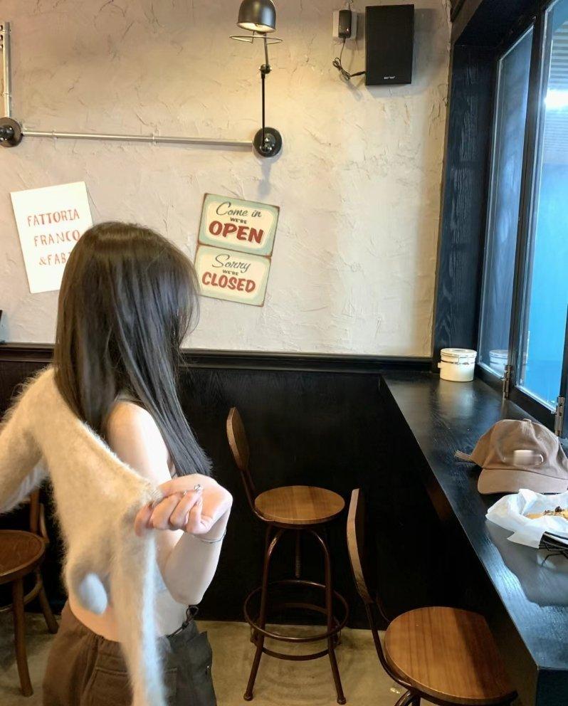 男孩子真好啊 回家了还能一起玩 而女孩子像蒲公英一样嫁得到处都是 相聚都难 . 