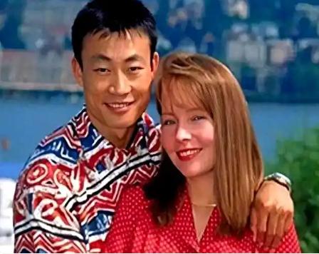 1988年，瑞士姑娘在天安门广场向中国体操队员问路，小伙随手一指，却因涉外恋爱断