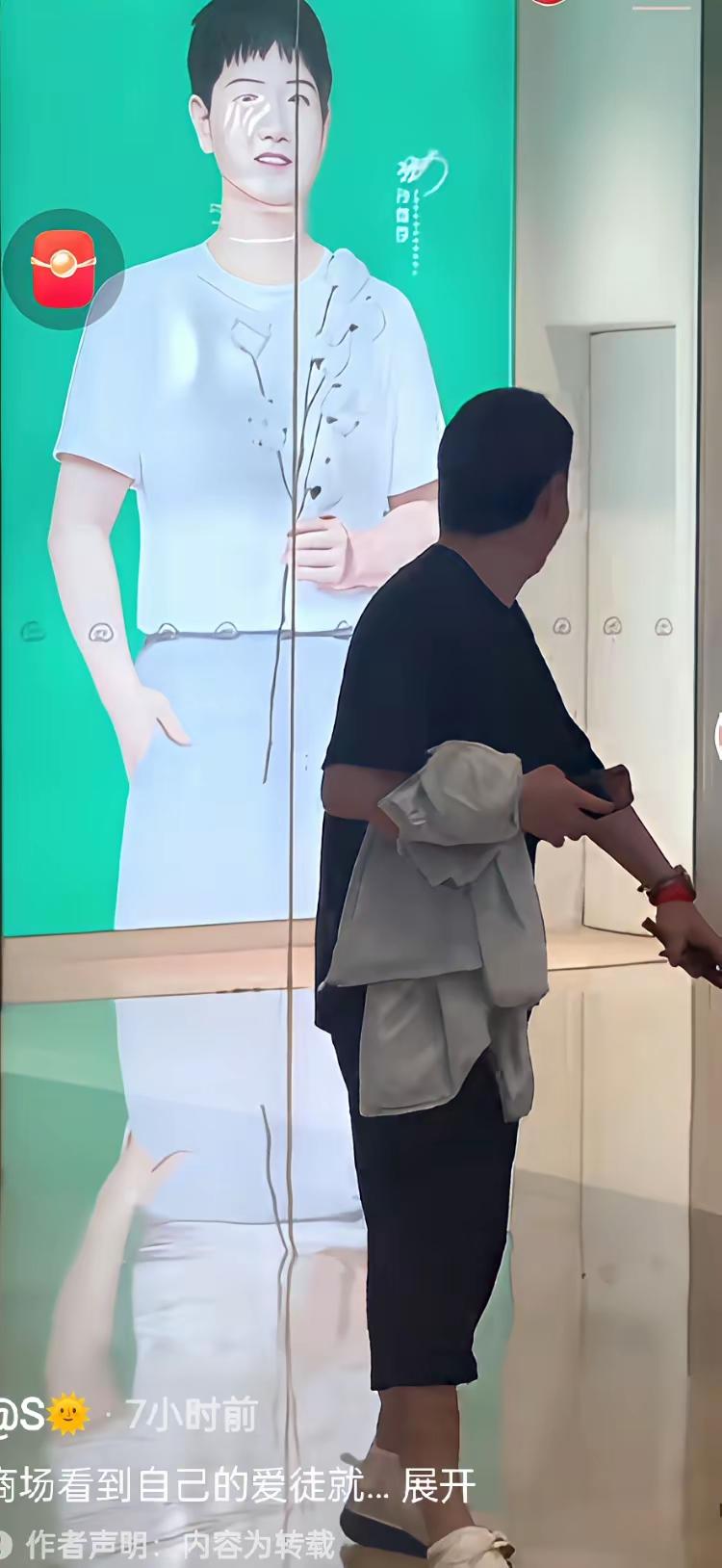 coco看见莎莎的照片，出门时还不忘再看一眼：满眼的骄傲与自豪！
coco独自一